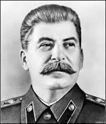 Quel fameux dictateur d'origine géorgienne fut à la tête de l'URSS entre 1924 et 1953 ?