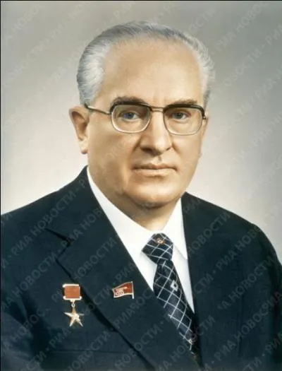 Quel dictateur, autocrate-réformateur, fut à la tête du pays entre 1982 et 1984 ?