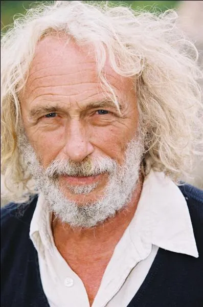 Mon papa est brun, il travaille dans la publicité, il a le même prénom que cet acteur. Comment se prénomme mon papa ?