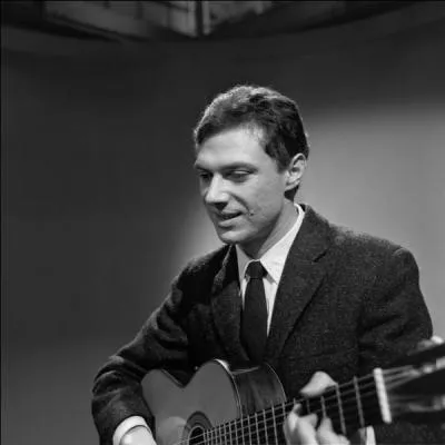 Ce jeune homme, alors imberbe, aura tout au long de sa carrière autre chose que sa guitare qui pourra le démanger...