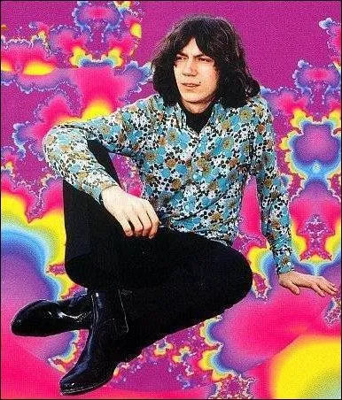 Celui-ci porte la barbe et les lunettes depuis bien longtemps, oh yeah ! Et il a bourlingué, aussi : le reconnaissez-vous ?