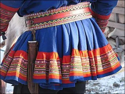 Qui peut bien porter ce costume traditionnel ?