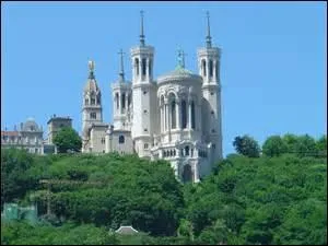 Je ne connais pas la ville où l'on trouve cet édifice religieux.