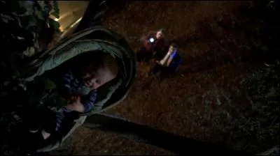 Comment s'appelle le petit garçon retrouvé dans un arbre ?