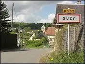 Nous entrons dans Suzy, village picard de l'arrondissement de Laon. Nous sommes dans le département ...