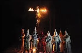 Cette organisation d'extrême droite et xénophobe est née aux Etats-Unis vers la fin des années 1860. Connue notamment pour brûler d'énormes croix lors de leurs réunions ou devant le domicile d'individus qu'ils persécutent, les membres de cette organisation font partie du tristement célèbre :