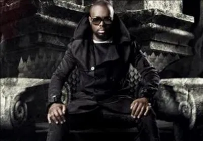 Il est né à Paris, en France.