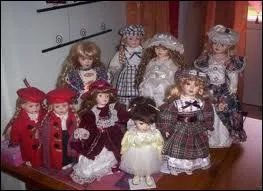 En quelle mati&egrave;re sont les poup&eacute;es sur la photo ?