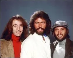 Quel est le lien de parenté des trois membres du groupe Bee Gees ?