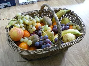 En parlant des animaux, saisir brusquement avec la gueule ou le bec :