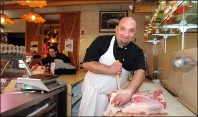 Que fait le boucher de Claude Chabrol à la fin du film du même nom ?