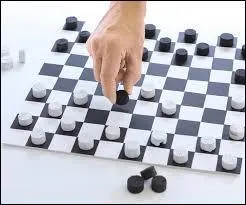 Lors d'une partie de jeu de dames, quelle couleur doit commencer ?