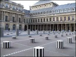 Dans quelle ville française trouve-t-on les colonnes de Buren ?