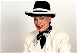 Cette dame porte toujours un chapeau noir et blanc, il s'agit de...