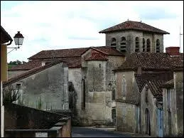 Je vous présente l'église fortifiée de Chantérac. Village aquitain, il se situe dans le département ...