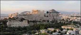 Qui parmi les géants n'est pas tué au moins une fois avant Athènes ?