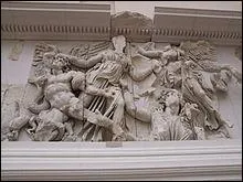 De quel dieu Alcyoné est-elle l'ennemie ?