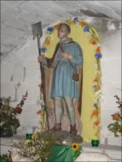 Né vers 1118 dans le Pas-de-Calais, à Épinoy, saint patron des bergers, j'exerce ce métier chez une riche paysanne de Sebourg (Nord) où je me consacre à la solitude et à la prière. Après six années, je décide de partir en pèlerinage à Rome et finis ma vie reclus dans une cellule au chevet de l'église de Sebourg où se trouvent encore mes reliques. Fêté le 16 avril à la saint Benoît-Joseph, je suis