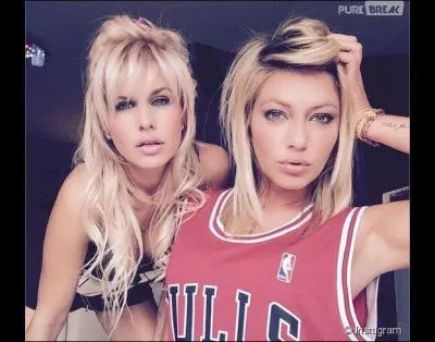 Qui sont les deux filles sur la photo ?