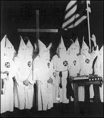 Si je vous dis KKK (Ku Klux Klan), vous pensez à :