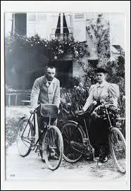 Ils se sont distingués dans le domaine scientifique (physique et chimie) lui était fils de médecin; elle était fille d'un professeur de mathématiques venue à Paris pour suivre des études scientifiques. Il s'agit de :