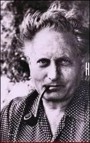 Dans son roman "L'Iris de Suse", quel auteur écrit : "Ici, c'est autre chose que loin, c'est ailleurs." ?