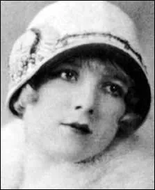 XXe siècle : ce couvre-chef à bords rabattus fut porté durant les années folles par les femmes, quel est son nom ?