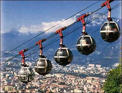 Quelle est la différence entre un funiculaire et un téléphérique ?