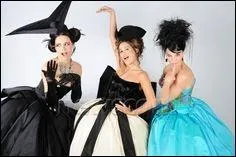 De quelle couleur est la robe de Maeva dans "Les solos sous les draps" ?