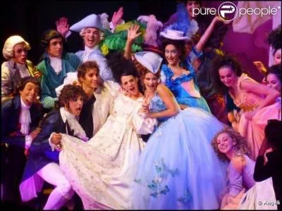 Lors de la dernière représentation en France, quelle chanson la troupe (au complet) chante-t-elle en rappel ?