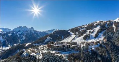 Entre 1500 et 2500 mètres, la station de Pra-Loup offre une centaine de km de pistes skiables. Dans quel massif montagneux ?