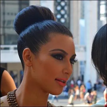 Son chignon est magnifique... moi quand je le fais ça part littéralement en cacahuète. Quel chignon Kim Kardashian a-t-elle beaucoup mieux réussi que moi ?