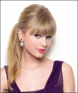 Ici, Taylor Swift est passée chez le coiffeur. Elle s'est fait couper un/une très joli(e)...