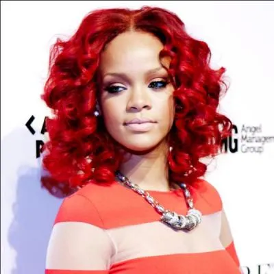 Quelle belle chevelure de tigresse ! Rihanna a des boucles _______ rouges.