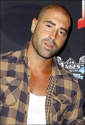Il s'est fait connaître en participant à la « Star Academy 4 ». Depuis, il a fait des apparitions dans « Les Anges » en saisons 2, 3, 4 et "All Stars". Qui est-il ?