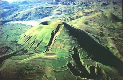 Madagascar est une île qui abrite des volcans.