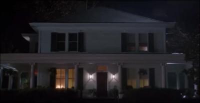 Qui brûle la maison d'Elena ?