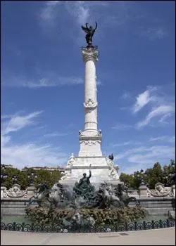 Dans quelle ville française se trouve l'esplanade des Quinconces, la plus grande place publique d'Europe ?