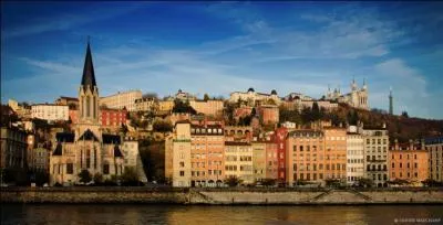 Dans quel pays pouvez-vous trouver une ville portant le même nom qu'un félin (le roi des animaux) se prononçant pareil mais qui ne s'écrit pas de la même façon ?