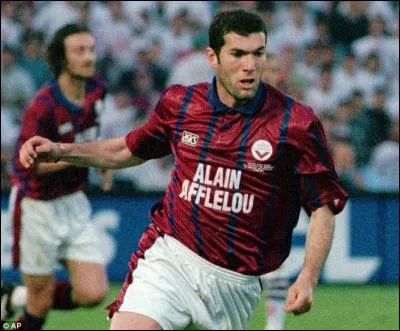 Zinedine Zidane a obtenu le titre de meilleur joueur du championnat de France en :