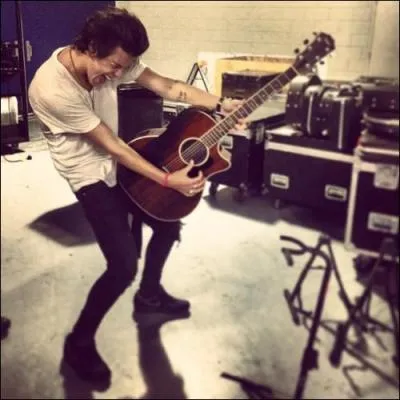 De quel instrument très ORIGINAL sait-il jouer ?