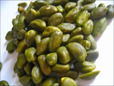 Je suis un fruit venant d'un arbuste du climat méditerranéen, le pistachier vrai. Qui suis-je ?