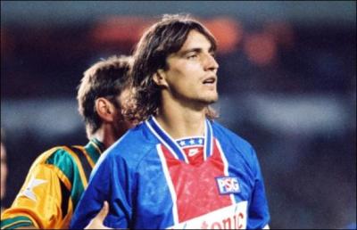 Joueur emblématique du Paris Saint-Germain avec lequel il marqua 44 buts en 158 matchs, David Ginola a également joué ailleurs qu'en France. Dans quel championnat ?