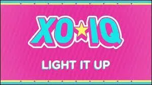Quelle chanson le groupe XO-IQ chante-t-il lors de leur premier concert ?