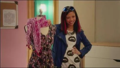 Dans le premier épisode, Jodi rencontre Madame la principale et celle-ci lui fait remarquer qu'elle n'est pas habillée correctement. Que fait Jodi ?