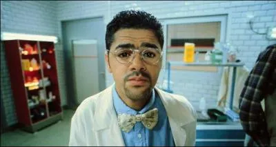 Quel humoriste a toujours une main dans sa poche ?