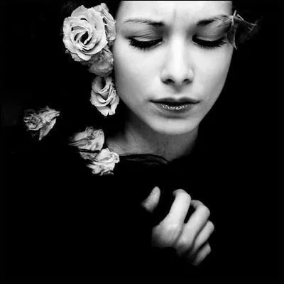 Qui fut la première interprète des paroles " C'est aujourd'hui dimanche, tiens ma jolie maman, voici des roses blanches, toi qui les aimais tant" ?