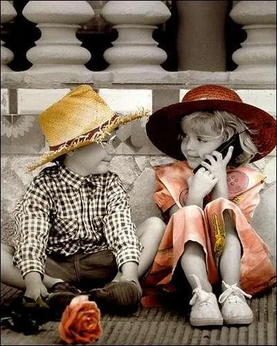 "Ecoute, Maman est près de toi, il faut lui dire : "Maman c'est quelqu'un pour toi... dis écoute moi, le téléphone pleure pour la denière fois..." sont des paroles de :