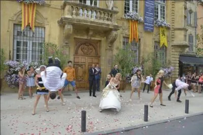 "Voir la nuit s'emballer" de M.Pokora est la chanson représentée sur cette photographie.