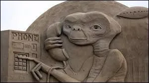 Quelle est la fameuse phrase que E.T. l'extra-terrestre répète à outrance afin d'exprimer son besoin de contacter les siens ?